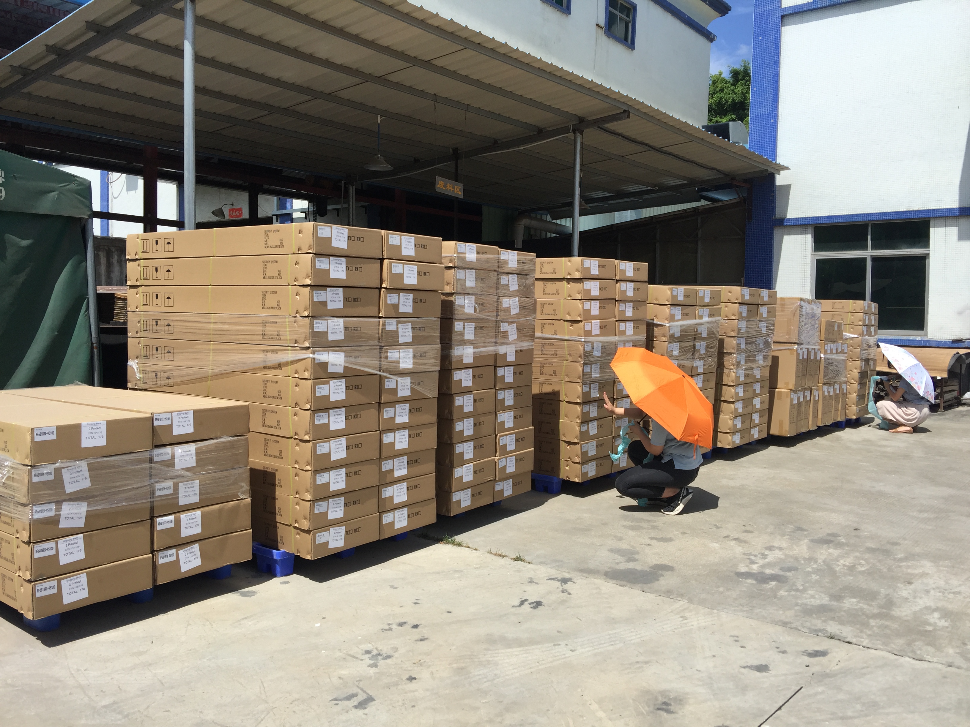 頂著烈日出貨！這群小伙伴真的太拼了！