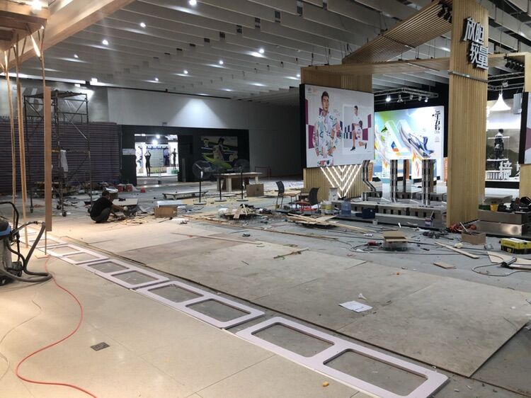 連鎖品牌店開業(yè)，到底是裝立式服裝防盜器還是隱藏式地埋防盜器？